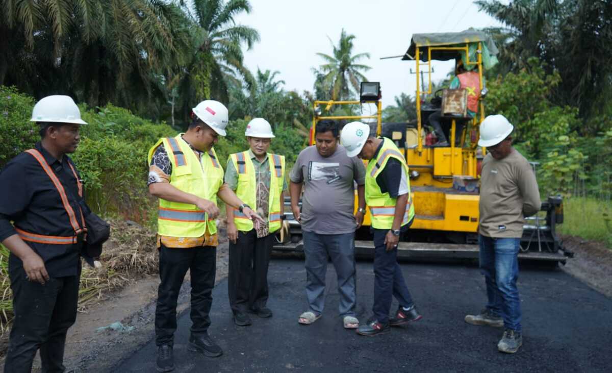 Wabup Asahan tinjau jalan Wakil Bupati Kabupaten Asahan Rianto, SH., M.A.P meninjau pelaksanaan peningkatan Infrastruktur Jalan Desa urung pane menuju Desa Silo Maraja Kecamatan Setia Janji pada Jumat (14/03/2025). (Diskominfo Asahan)