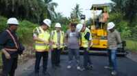 Wakil Bupati Kabupaten Asahan Rianto, SH., M.A.P meninjau pelaksanaan peningkatan Infrastruktur Jalan Desa urung pane menuju Desa Silo Maraja Kecamatan Setia Janji pada Jumat (14/03/2025). (Diskominfo Asahan)