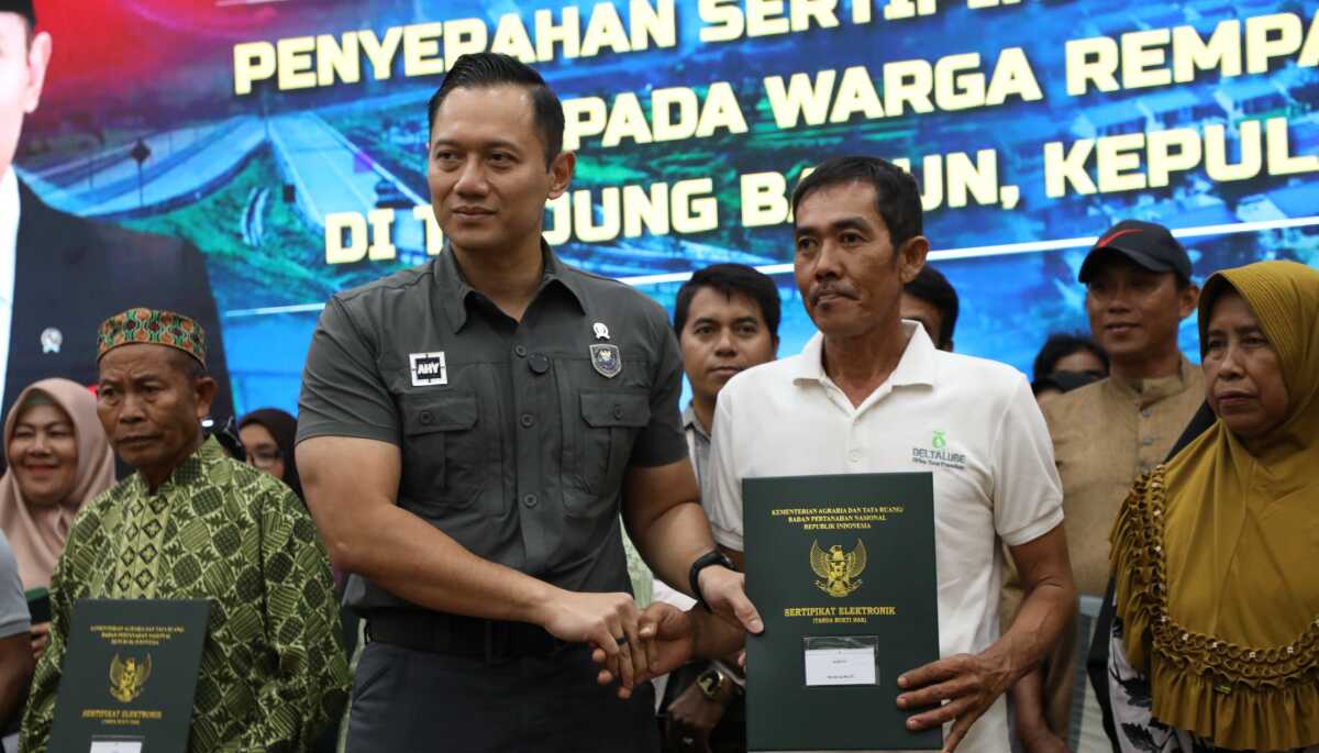 Menko Bidang Infrastruktur dan Pembangunan Kewilayahan RI, Agus Harimurti Yudhoyono (AHY) menyerahkan secara simbolis Sertifikat Hak Milik (SHM) kepada perwakilan masyarakat terdampak Pengembangan Kawasan Terpadu Rempang Eco-City yang telah menempati rumah baru di Tanjung Banon, Selasa (18/3/2025). (Foto: humasbpbatam)