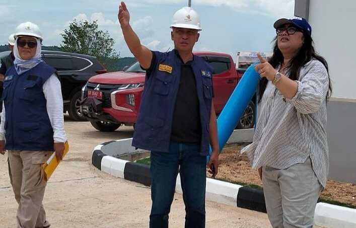 Anggota Bidang Pelayanan Umum BP Batam Ariastuty Sirait, Minggu (16/3/2025) meninjau pembangunan jaringan pipa baru yang akan tersambung langsung dengan WTP Dam Monggak. (Foto: humasbpbatam)