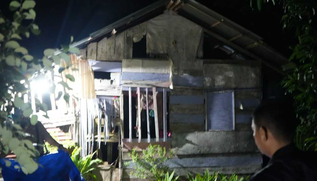 Rumah Janda miskin yang terharu terima bantuan bedah rumah dari Gubernur Mahyeldi, Jum'at (14/03/2024). (Foto Adpim Sumbar).