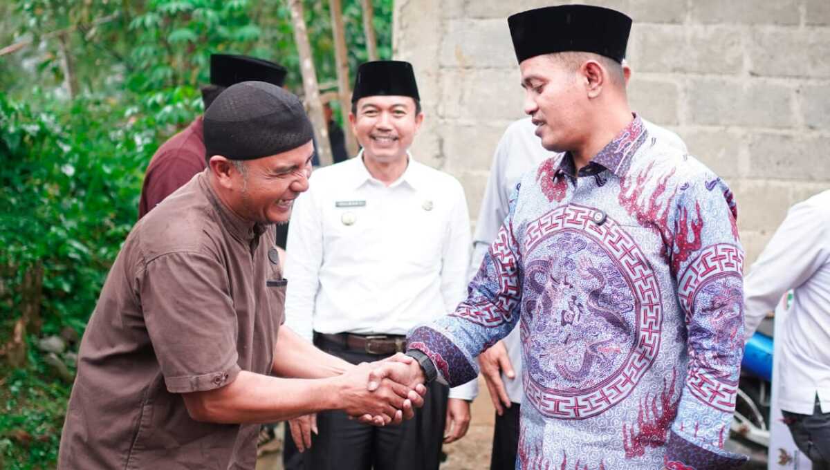 bedah rumah solok Bupati Solok Jon Firman Pandu serahkan bantuan bedah rumah, Rabu (19/03/2025). (Foto DiskominfokabSolok).