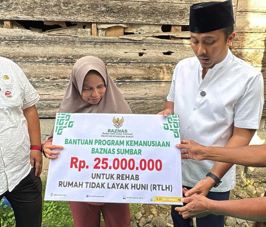 Wagub Vasco Ruseime memberikan bantuan bedah rumah kepada Marjuniz, di Lubuk kilangan Kota Padang, Kamis (13/03/2025). ( Foto Adpim sumbar).