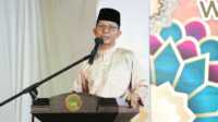 Ribuan masyarakat Kota Batam, tumpah ruah menghadiri acara buka puasa bersama Kepala BP Batam/Wali Kota Batam, Amsakar Achmad dan Wakil Kepala BP Batam/Wakil Wali Kota Batam, Li Claudia Chandra, Sabtu (8/3/2025). Amsakar Achmad ketika memberikan sambutan. (foto: humasbpbatam)
