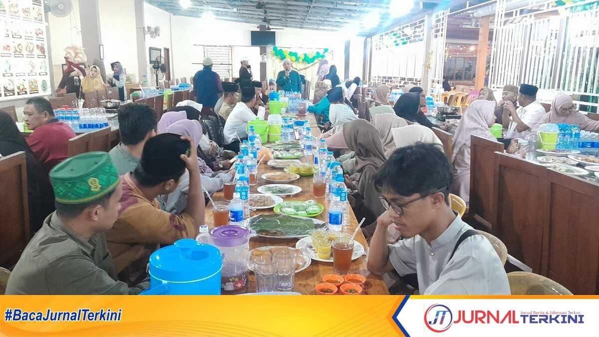 Pengurus Daerah Muhammadiyah Karimun bersama Pimpinan Cabang Kecamatan Karimun, Meral dan Tebing dan pimpinan ortom, Aisyiyah, Pemuda Muhammadiyah, Nasyiatul Aisyiyah, Tapak Suci Putra Muhammadiyah dan Ikatan Pelajar Muhammadiyah (IPM) berbuka puasa bersama di salah satu restoran di Coastal Area, Jumat (21/3/2025). (JurnalTerkini.id/Rusdi)