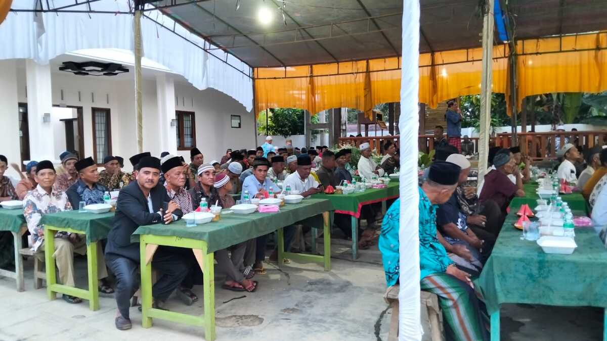 buka puasa wigiono Anggota DPRD Kabupaten Dharmasraya dari Fraksi PDIP, H. Wigiono, menggelar acara buka puasa bersama yang meriah dan penuh kehangatan di kediamannya di Jorong Saiyo Beringin Sakti, Nagari Taratak Tinggi, Kecamatan Timpeh, Senin (24/3/2025). (JurnalTerkini.id/Peri)