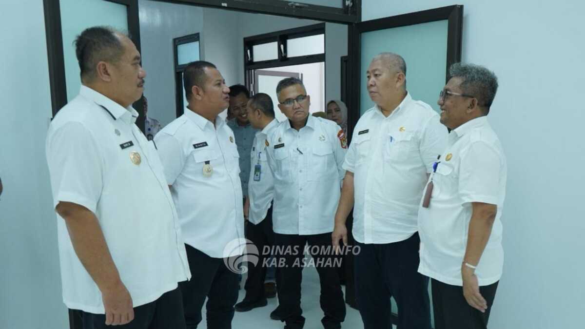Bupati Asahan saat inspeksi mendadak atau sidak di RSUD HAMS Kisaran bersama dengan Wakil Bupati Asahan, Sekretaris Daerah Kabupaten Asahan dan beberapa OPD, Rabu (05/03/2025). (Diskominfo Asahan)