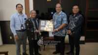 bupati Asahan terima kunjungan bank Indonesia Bupati Asahan Taufik Zainal Abidin, S.Sos., M.Si bersama Wakil Bupati Asahan Rianto, SH., MAP menerima kunjungan kerja Kepala Kantor Perwakilan Bank Indonesia Pematang Siantar yang berlangsung di ruang Kerja Bupati Asahan, Senin (06/03/2025). (Diskominfo Asahan)
