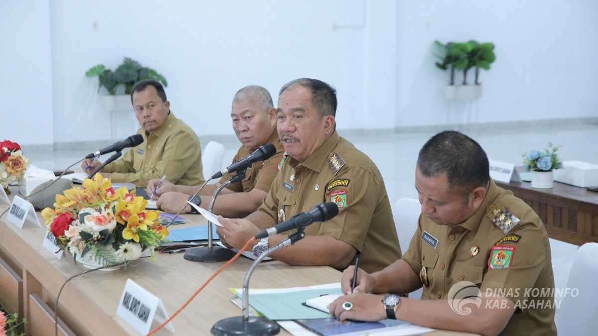 Bupati Asahan Taufik Zainal Abidin Siregar, S.Sos., M.Si memimpin Rapat Koordinasi Pemerintahan (Rakorpem) Bulan Maret 2025 di Aula Melati Kantor Bupati Asahan, Senin (03/03/2025). (diskominfo asahan)