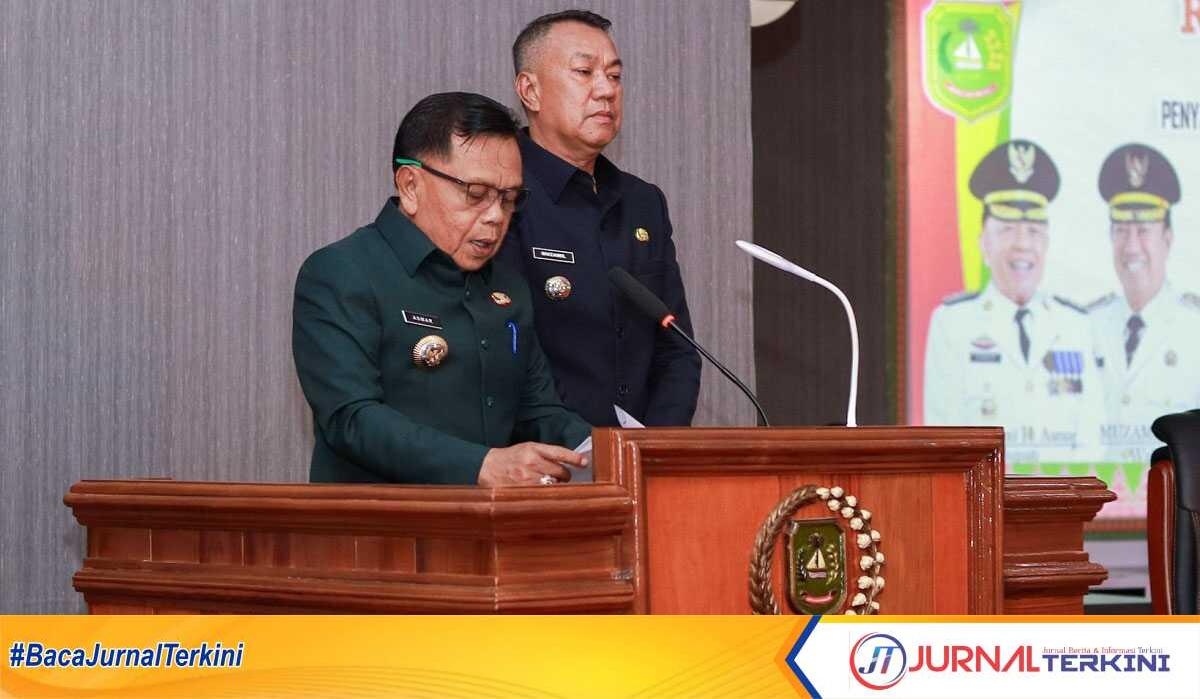 Bupati Kepulauan Meranti AKBP (Purn) H Asmar didampingi Wakil Bupati Muzammil menyampaikan pidato perdana dalam rapat paripurna DPRD. (Humas DPRD Meranti)