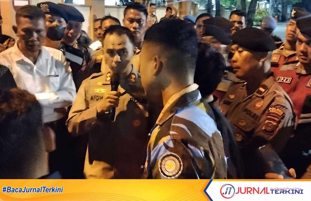 Kapolres Asahan AKBP Afdhal Junaidi menemui para pengunjuk rasa di Mapolres Asahan pada Rabu (19/3/2025) malam, buntut persoalan kematian Pandu Brata Siregar. (JurnalTerkini.id/fran manurung)