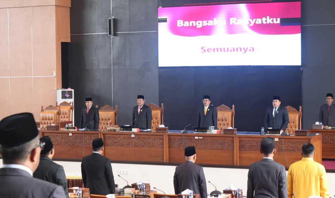 DPRD Kabupaten Dharmasraya menggelar rapat paripurna dengan agenda penetapan bupati dan wakil bupati terpilih dalam Pilkada 2024 lalu di Gedung DPRD Dharmasraya, Sabtu (1/2/2025).