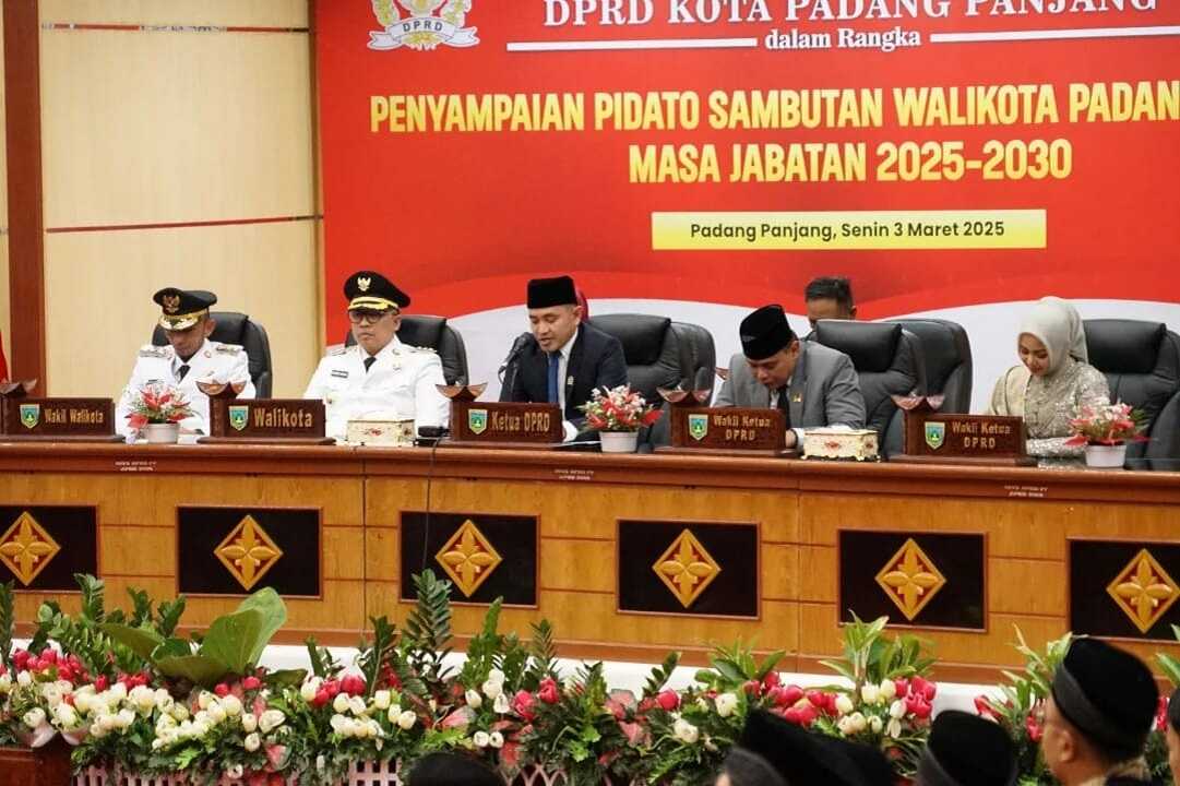 dprd padang panjang rapat paripurna pidato wali kota-1 Ketua DPRD bersama unsur pimpinan DPRD, Walikota dan Wakil Walikota saat pembukaan Rapat Paripurna DPRD Kota Padang panjang, Senin (03/03/2025). (Foto : humas DPRD kota Padang panjang ).