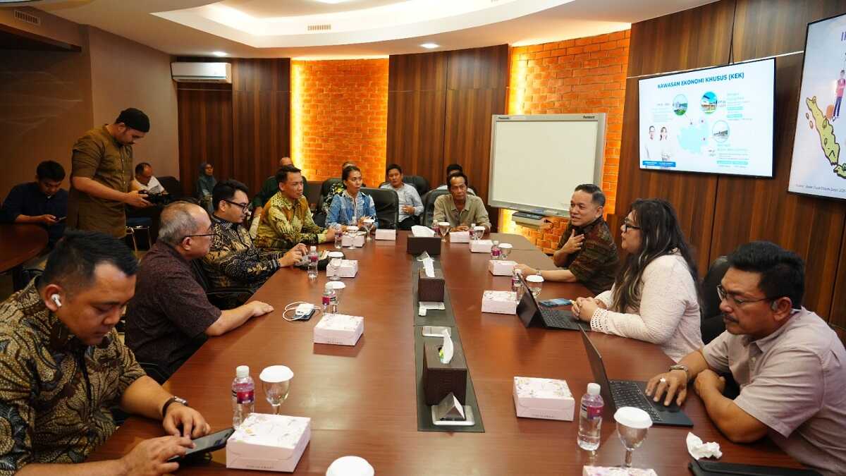 Kepala Biro Humas, Promosi, dan Protokol, Ariastuty Sirait menerima kunjungan Duta Besar Republik Indonesia untuk Singapura, Suryo Pratomo pada Jum'at (28/2/2025) di Marketing Centre. (foto: humasbpbatam)