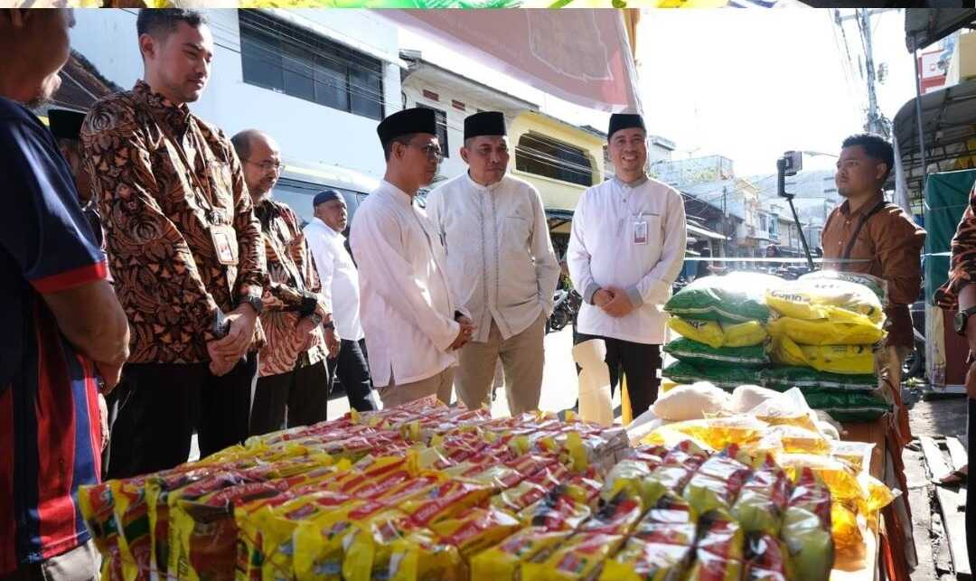 gebyar Ramadhan brk syariah Bupati Karimun Iskandarsyah dan Wakil Bupati Karimun Rocky Marciano Bawole didampingi Branch Manager PT BRK Syariah Cabang Tanjung Balai Karimun Wiwin Syahputra saat memantau sembakomurah yang digelar oleh TPID Pemda Karimun dengan menggunakan Qris BRK Syariah.f.diskominfo