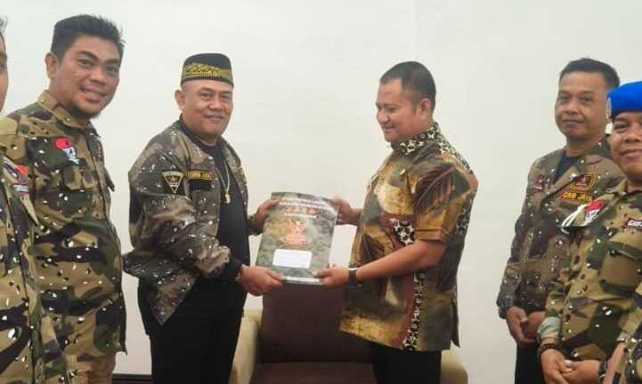 Wakil Bupati Asahan Rianto beraudiensi dengan Dewan Pimpinan Cabang Gerakan Masyarakat Indonesia Bersatu (DPC GRIB) Jaya Asahan Jumat (07/03/2025). (diskominfo asahan)