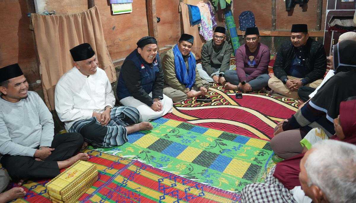 Gubernur Sumbar, Mahyeldi Ansharullah bersama Wakil Bupati Solok Candra dan jajaran terkait, bersantap sahur di rumah keluarga Nuraniah (57), di Kab Solok, Senin (03/03/2025). ( Foto : Adpim Sumbar).