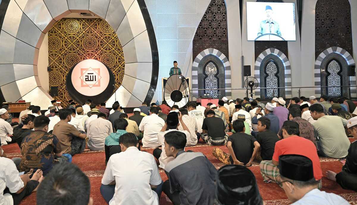 gubernur mahyeldi shalat tarawih Gubernur Mahyeldi usai Sholat Terawih di Masjid Raya Syekh Ahmad Khatib Al-Minangkabawi, Jumat (28/2/2025).( Foto : Adpim Sumbar).