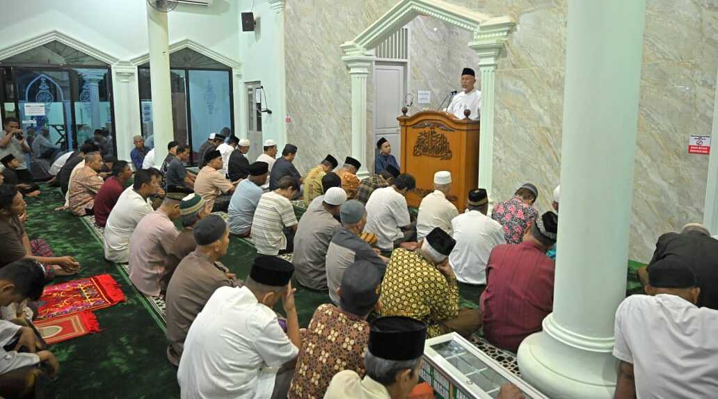 gubernur sumbar Safari Ramadhan Gubernur Sumbar, Mahyeldi Ansharullah, menjadi penceramah Ramadhan di Masjid Al Muhajirin, Kompleks Wisma Indah III, Parupuk Tabing, Kota Padang, Sabtu (01/03/2025). (Foto : Adpim Sumbar).
