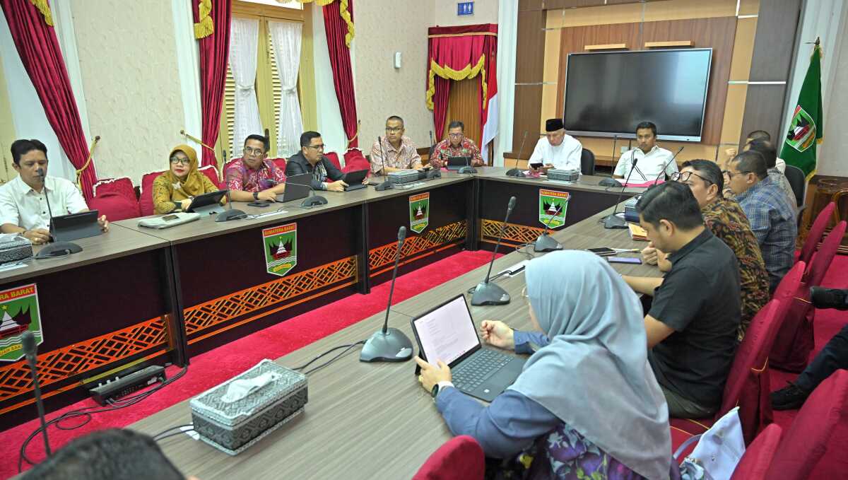 gubernur sumbar bahas efisiensi anggaran Gubernur Mahyeldi dan Wagub Vasko Rapat bersama TAPD Sumbar, Sabtu (01/03/2025). (Foto: Adpim Sumbar).