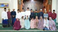 gubernur sumbar dan remaja solok Gubernur Mahyeldi bersama dengan pengurus dan remaja Masjid Ummy, Kab Solok. Minggu, (02/03/2025). (Foto : Adpim Sumbar).