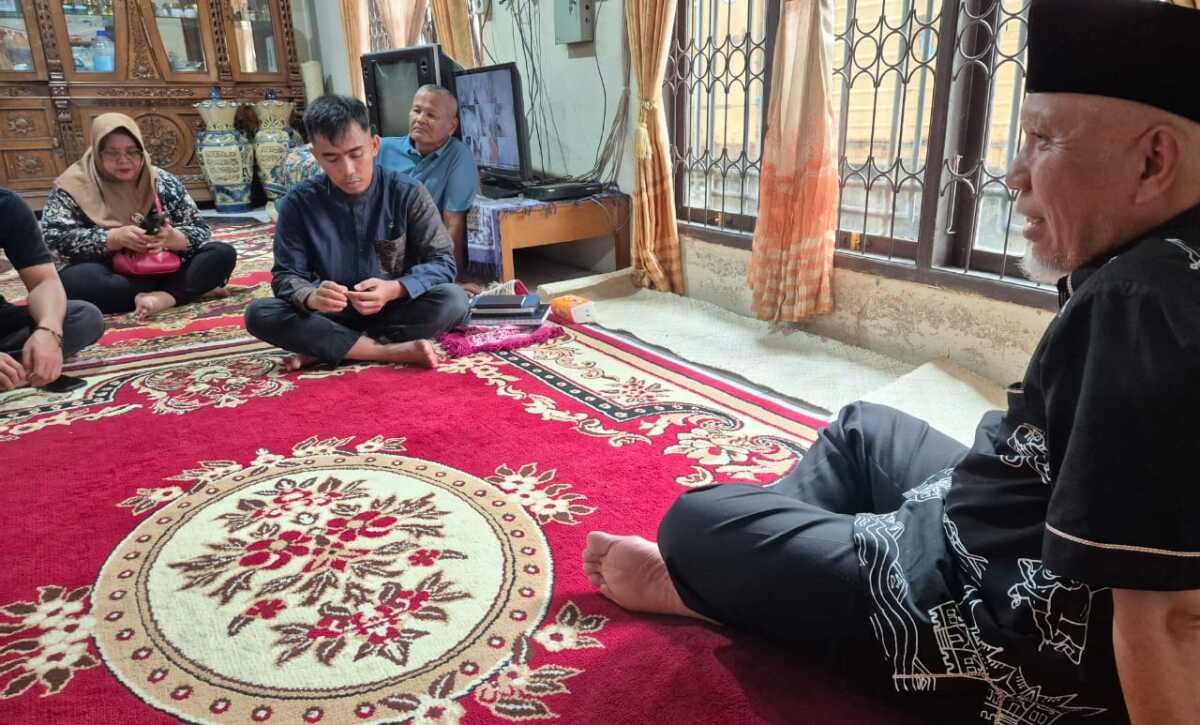 gubernur sumbar melayat di Pariaman Gubernur Sumbar, Mahyeldi melayat ke rumah Almarhum Yoesani yang merupakan pemilik merek dagang Yoesani Shoes, Kamis (13/03/2025).( Foto Adpim Sumbar).
