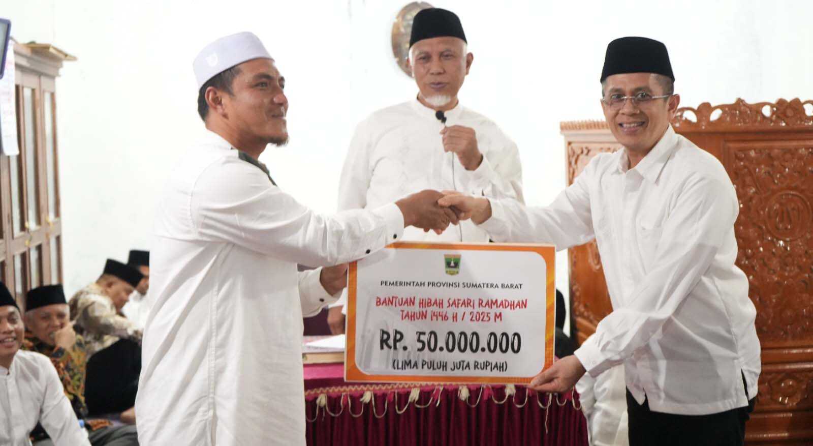 gubernur sumbar safari ramadhan di solok Gubernur Sumbar, Mahyeldi Ansharullah menyerahkan bantuan safari Ramadhan 1446 Hijriah/2025 sekitar Rp70 juta untuk pembangunan masjid di Kabupaten Solok, Minggu (02/03/2025). (Foto : Adpim Sumbar).