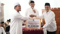 gubernur sumbar safari ramadhan di solok Gubernur Sumbar, Mahyeldi Ansharullah menyerahkan bantuan safari Ramadhan 1446 Hijriah/2025 sekitar Rp70 juta untuk pembangunan masjid di Kabupaten Solok, Minggu (02/03/2025). (Foto : Adpim Sumbar).