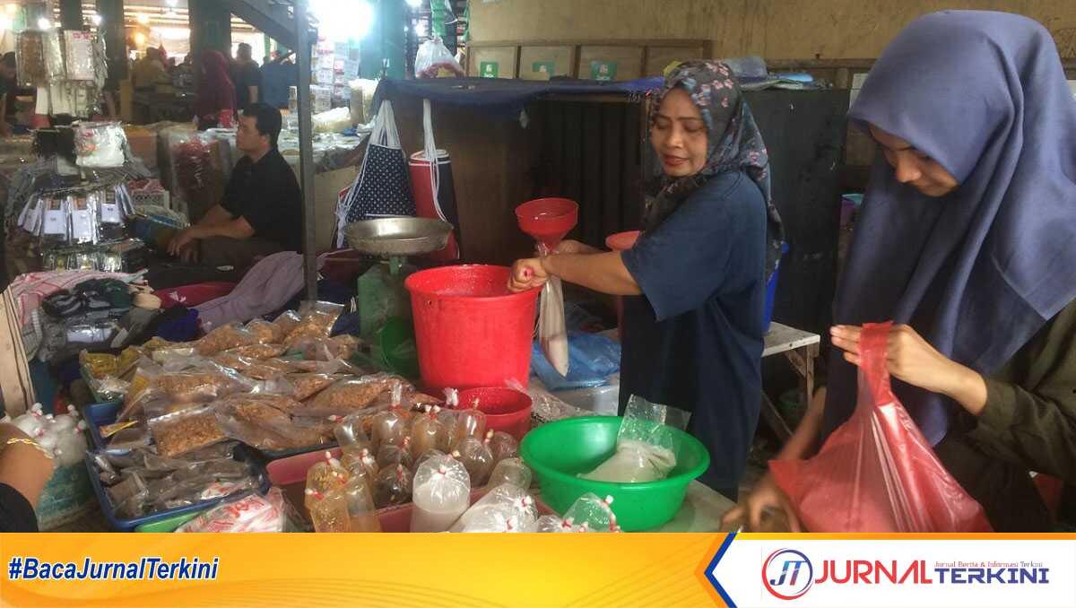 Pedagang santan dan bumbu masakan di Pasar Puan Maimun Tanjung Balai Karimun (dokumentasi pribadi)