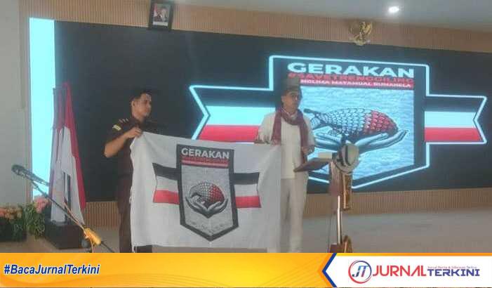 Anggota Komisi III DPR RI, Hinca Panjaitan mendadak mengibarkan bendera gerakan save trenggiling saat melakukan kunjungan kerja (kunker) ke Kabupaten Asahan di sela sosialisasi Jaksa Garda Desa di Aula Melati Kantor Bupati Asahan, Senin (10/3/2025). (JurnalTerkini.id/fran)