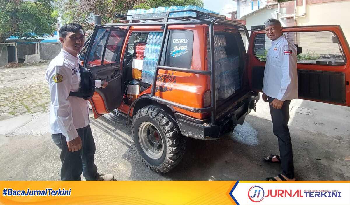 DPD Ikatan Keluarga Minang (IKM) Kabupaten Karimun bagi-bagi 100 paket takjil ke puluhan masjid, Sabtu (15/3/2025). (Foto: IKM Karimun)