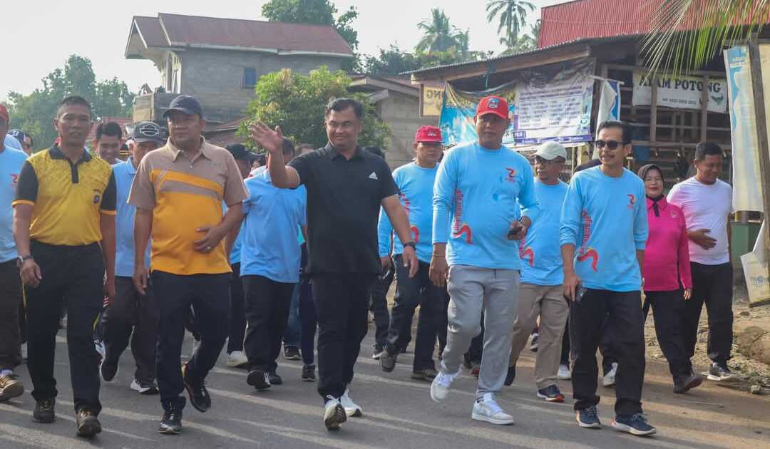 Bupati dan Ketua DPRD Dharmasraya jalan santai bersama masyarakat di Lapangan Matador Nagari Koto Baru dan finish di Halaman Kantor Camat Koto Baru, Sabtu (04/01/2025). (Dokumentasi pribadi)