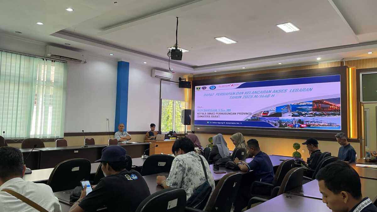 Kepala Bidang Angkutan Jalan, Perkeretaapian dan Pengembangan Sumatera Barat, Momon, menggelar jumpa pers di Aula Diskominfotik Sumbar pada Jumat (21/03/2025). (Foto: Diskominfotik Sumbar)