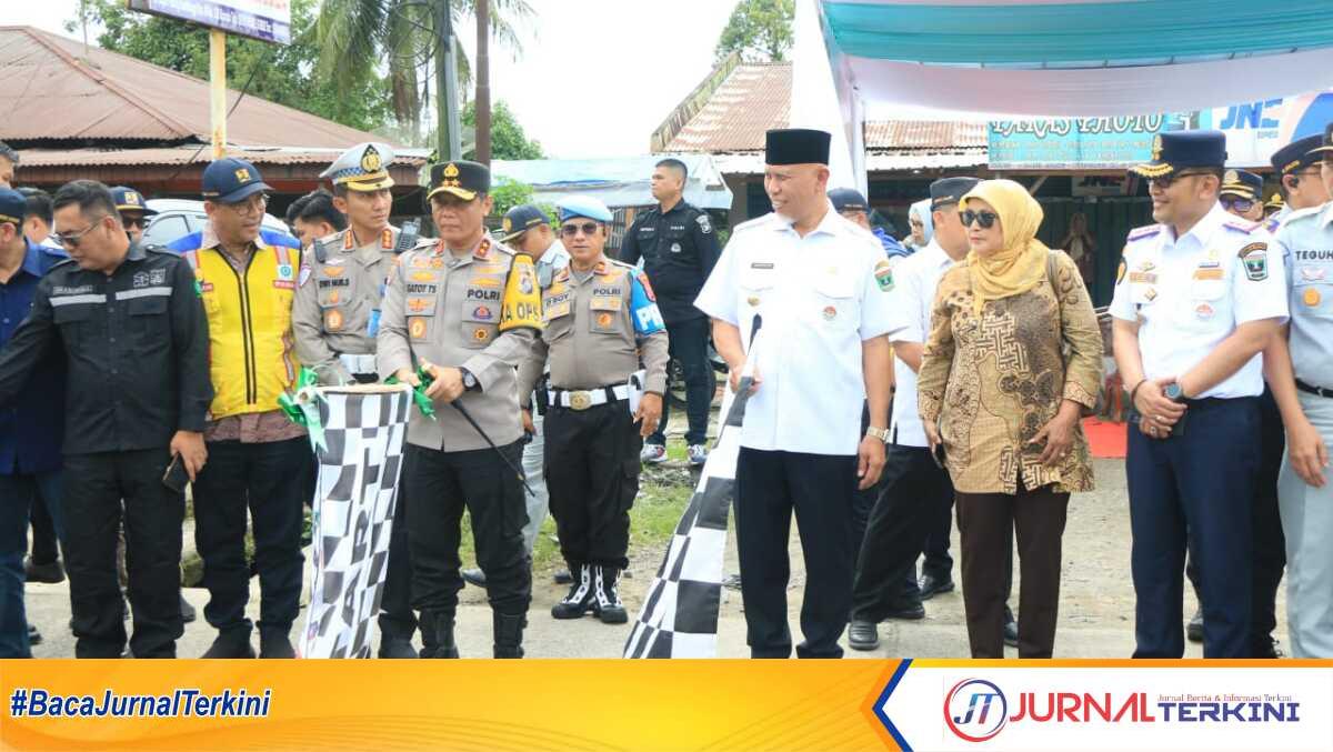 Gubernur Sumbar Mahyeldi Ansharullah bersama Kapolda Sumbar Irjen Pol. Gatot Tri Suryanta membuka secara resmi _(One Way System)_ rute Padang - Bukittinggi dan sebaliknya, Jumat (28/03/2025) di Simpang Manunggal Sicincin Kabupaten Padang Pariaman. (JurnalTerkini.id/Amryan)