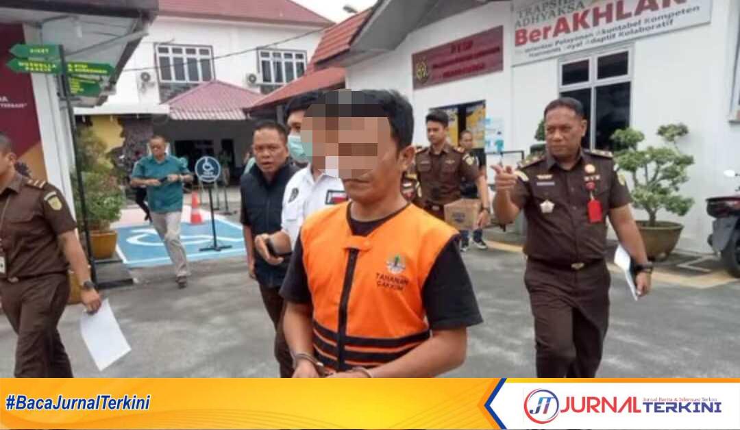 Balai Penegakan Hukum (Gakkum) Kementerian Lingkungan Hidup dan Kehutanan Wilayah Provinsi Sumatera Utara (Sumut) didampingi personel Kejaksaan Tinggi Sumatera Utara (Kejatisu) menyerahkan tersangka Amir Simatupang (AS, 45) yang merupakan warga sipil beserta barang bukti (BB) penjualan sisik Trenggiling ke Kejaksaan Negeri (Kejari) Kisaran, Kabupaten Asahan, Selasa (4/3/2025). (JurnalTerkini.id/fran)