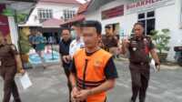 Balai Penegakan Hukum (Gakkum) Kementerian Lingkungan Hidup dan Kehutanan Wilayah Provinsi Sumatera Utara (Sumut) didampingi personel Kejaksaan Tinggi Sumatera Utara (Kejatisu) menyerahkan tersangka Amir Simatupang (AS, 45) yang merupakan warga sipil beserta barang bukti (BB) penjualan sisik Trenggiling ke Kejaksaan Negeri (Kejari) Kisaran, Kabupaten Asahan, Selasa (4/3/2025). (JurnalTerkini.id/fran)