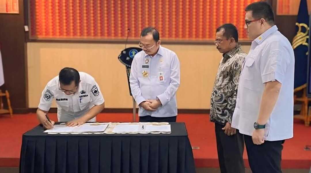 Perjanjian Kerja Sama (PKS) terkait Penyusunan Naskah Akademik Rancangan Peraturan Daerah Inisiatif DPRD Kabupaten Dharmasraya Tahun 2025 sukses dilaksanakan di Aula Pengayoman Kanwil Kemenkum Sumbar, Rabu (12/02/2025). (Dokumentasi pribadi)