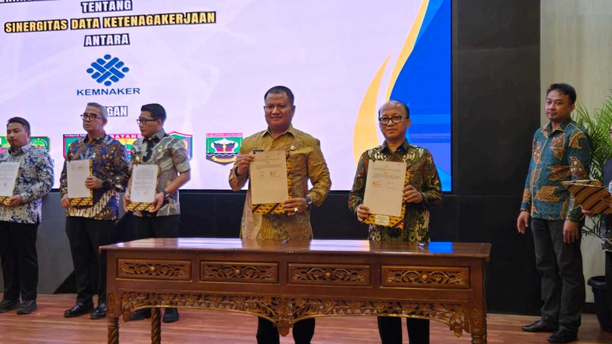 kerjasama Asahan-kemenaker Wakil Bupati Asahan Rianto, SH, M.A.P didampingi Kepala Dinas Ketenagakerjaan Kabupaten Asahan, Kepala Baperida Kabupaten Asahan, Kepala Dinas Kominfo Kabupaten diwakili Sekretaris melakukan penandatanganan kerjasama dengan Kementerian Ketenagakerjaaan RI, bertempat di Ruang Tridharma, Kementerian Ketenagakerjaan RI, Kamis (20/03/2025). (Diskominfo Asahan)