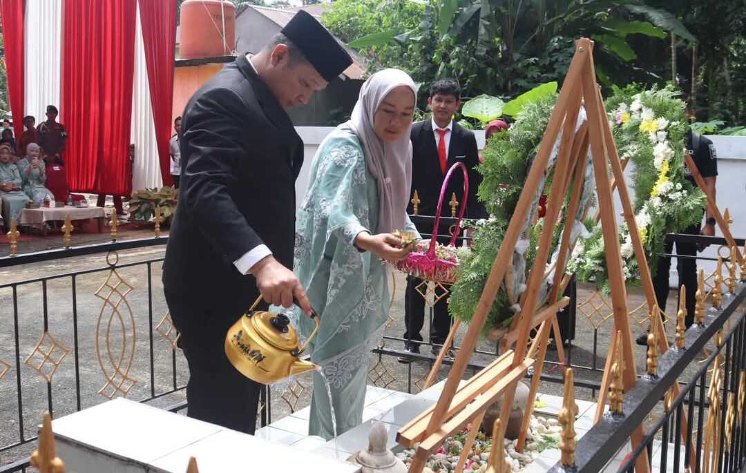 Ketua DPRD Kabupaten Dharmasraya laksanakan ajangsana ke makam Penjabat (Pj).Bupati Dharmasraya pertama yakni Ahmad Munawar di Koto Padang, Kecamatan Koto Baru, Senin (06/01/2025). (Dokumentasi pribadi)