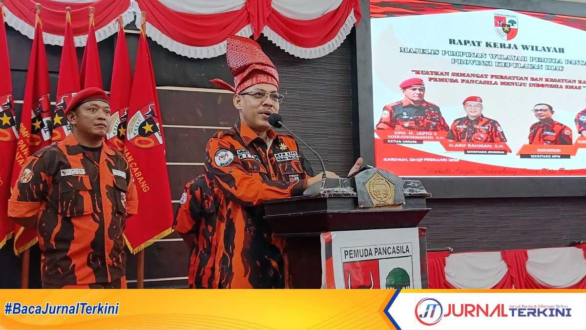 ketua mpw pemuda pancasila kepri Ketua MPW PP Kepri Sunarto Poniman menyampaikan kata sambutan dalam rakerwil di Gedung Nasional, Tanjung Balai Karimun, Selasa (26/2/2025). (JurnalTerkini.id/edy kencana)