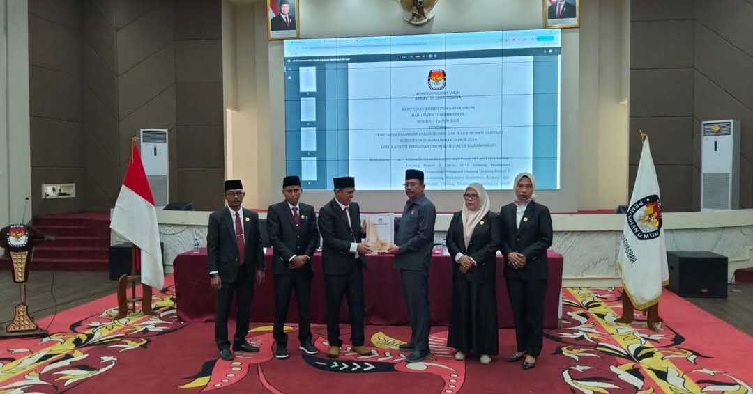 Pimpinan DPRD Dharmasraya menghadiri rapat pleno KPU dengan agenda penetapan pasangan calon Bupati dan Wakil Bupati terpilih Dharmasraya yakni Annisa Suci Ramadhani dan Leli Arni di Auditorium Kantor Bupati Dharmasraya, Kamis (09/01/2025). (Dokumentasi pribadi)