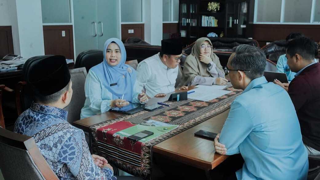 Wabup Chandra bersama OPD bahas optimalisasi Aplikasi Lapor Pak Bupati, Jum'at (21/03/2025). ( Foto DiskominfokabSolok)