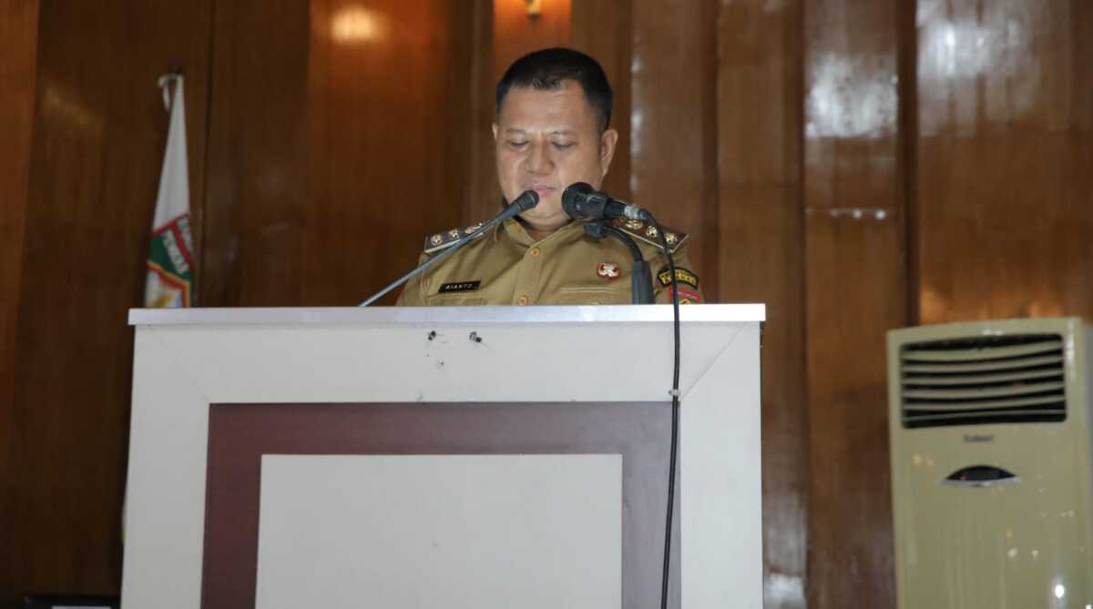 Wakil Bupati Asahan Rianto S.H MAP menyampaikan Laporan Keterangan Pertanggungjawaban (LKPJ) Tahun Anggaran 2024 kepada DPRD Kabupaten Asahan dalam rapat paripurna di Aula Paripurna Kantor DPRD Kabupaten Asahan, Selasa (25/03/2025). (Diskominfo Asahan)