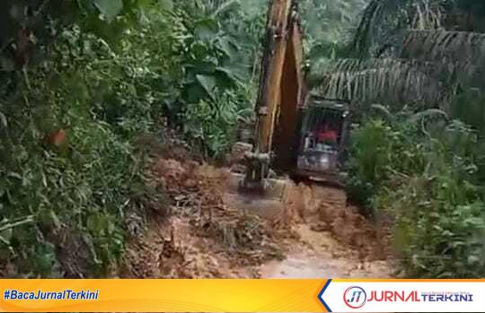 PT Bukit Raya Mudisa (BRM) merespons cepat bencana longsor dengan membuka akses jalan penghubung Lubuk Labu, Dharmasraya sehingga dapat digunakan kembali oleh masyarakat. (JurnalTerkini.id/peri)