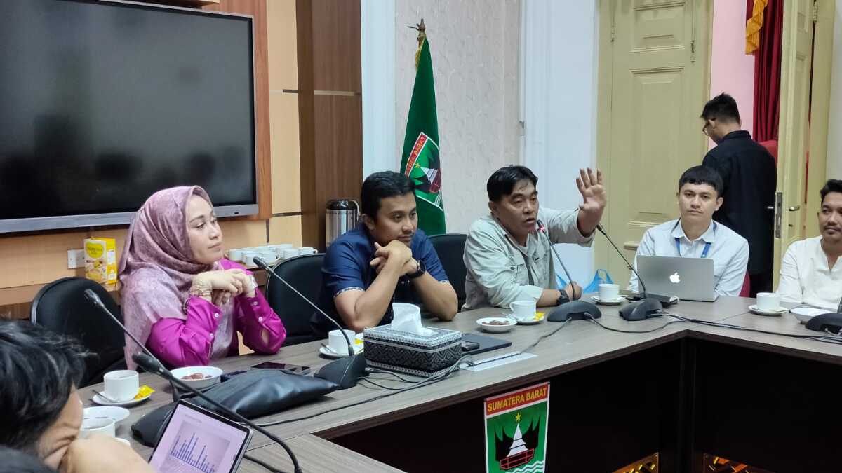 Wagub Sumbar, Vasco Ruseime dalam pertemuan dengan tim (TP2 DEWI), Selasa (12/03/2025). ( Foto Diskominfotik Sumbar)