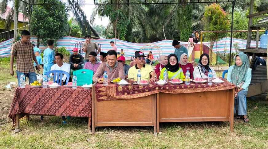 Wakil Ketua I DPRD Kabupaten Dharmasraya Sujito menghadiri pembukaan turnamen sepak bola Nankobes Cup IV di Lapangan Rajo Daulat Sungai Duo, Nagari Sungai Duo, Kecamatan Sitiung, Minggu (05/01/2025). (Dokumentasi pribadi)