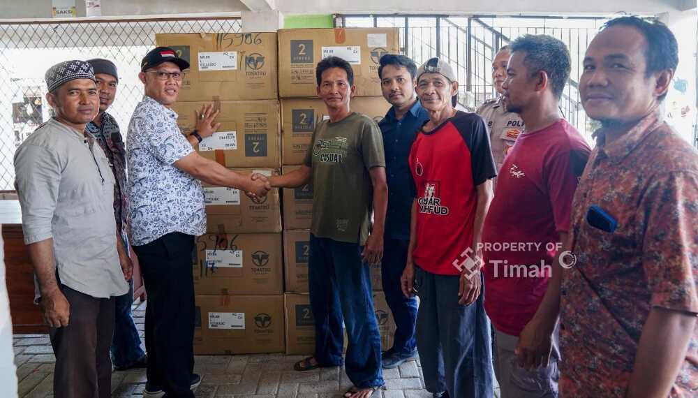 nelayan dan pt timah PT Timah menyerahkan bantuan mesin tempel kepada nelayan di Dusun Tanah Merah, Desa Baskara Bakti, Kabupaten Bangka Tengah, Jumat (28/02/2025). (Timah)