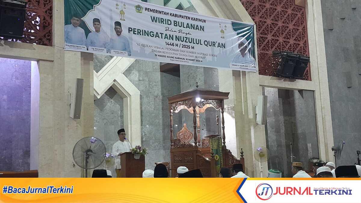 Bupati Karimun Iskandarsyah berbicara dalam acara peringatan Nuzulul Quran di Masjid Agung Karimun, Minggu (16/3/2025) malam. (JurnalTerkini.id/Rusdi)