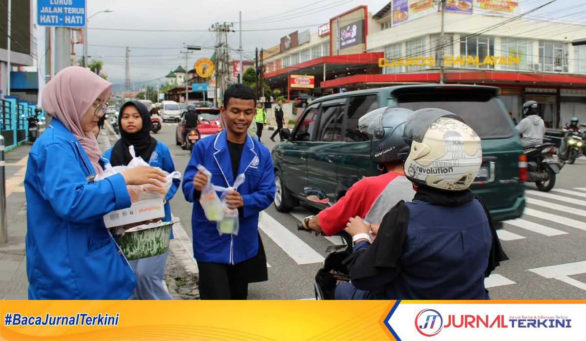 osis sman 1 padang panjang bagi takjil OSIS SMAN 1 Padang Panjang berbagi takjil pada Jumat (21/03/2025). (Foto Diona/jurnalterkini.id).
