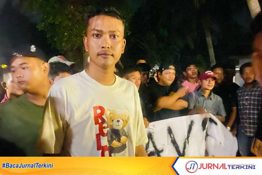 Ratusan pemuda Kisaran gelar aksi damai dengan melakukan aksi tabur bunga di Kecamatan Sei Dadap Kabupaten Asahan,Sabtu (15/3/2025). (JurnalTerkini.id/fran manurung)